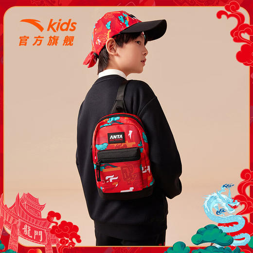 【安踏儿童】B8F安踏儿童书包男童装胸包2024新年款红色潮流满印单肩包【初登龙门 红色-1 均码 商品图8