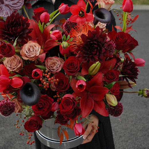 《花开富贵》-郁金香黑色马蹄莲百合花抱抱桶 商品图2