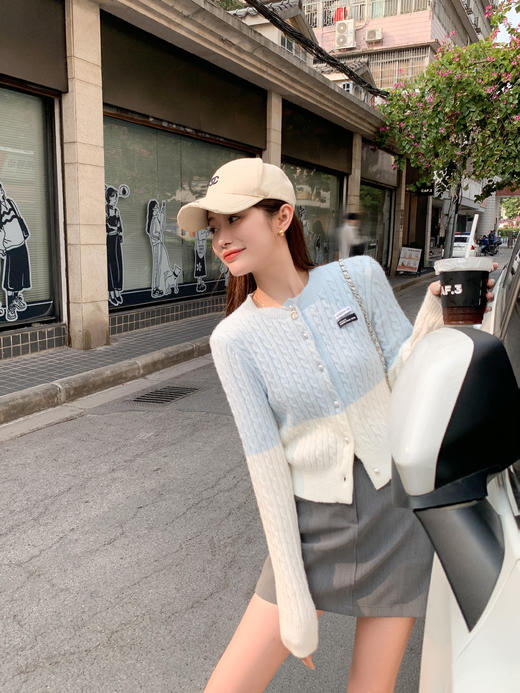 <曾小咸推荐>【149元任选2件】现货！  蓝拼白毛织开衫 商品图4