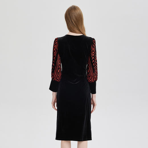 PE837斯尔丽2024春季新款气质V领时尚撞色袖装饰纽扣丝绒连衣裙 商品图1