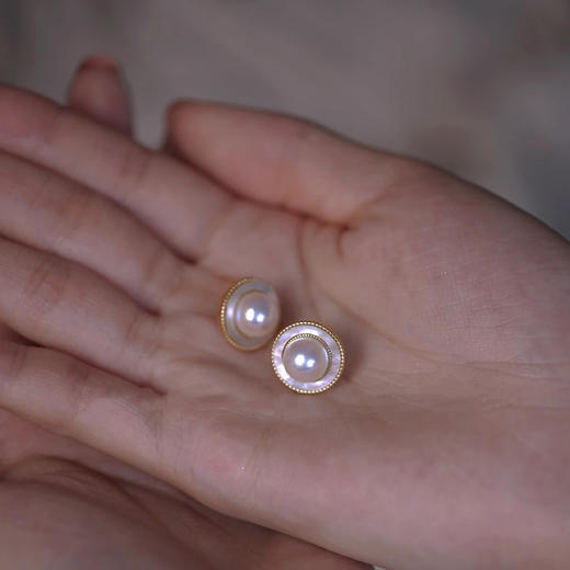 ALBB-日月轮丨设计款复古感天然白蝶贝圆形6A强光天然扁圆珍珠银针耳钉 商品图3