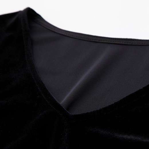 PE837斯尔丽2024春季新款气质V领时尚撞色袖装饰纽扣丝绒连衣裙 商品图4