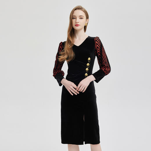 PE837斯尔丽2024春季新款气质V领时尚撞色袖装饰纽扣丝绒连衣裙 商品图0