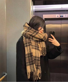 ♦️【虞书欣同款海马毛围巾】✅1、亲肤保暖不扎手实物质感好绝了 百搭大气，🌟上身效果好绝了 海马毛面料超柔软 ✅