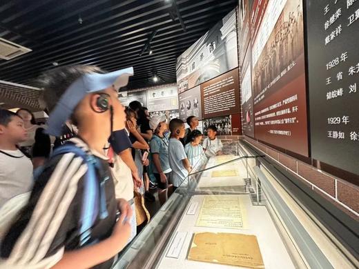 【探访清华大学-水木清华荷塘畔漫步校园之旅】深度探访清华校园，感受高校浓厚学术氛围｜与学子互动交流，锻炼沟通能力树立榜样｜参观校史馆，清华大学110年发展历程，探索清华精神｜餐厅用餐，提前感受大学生活 商品图9