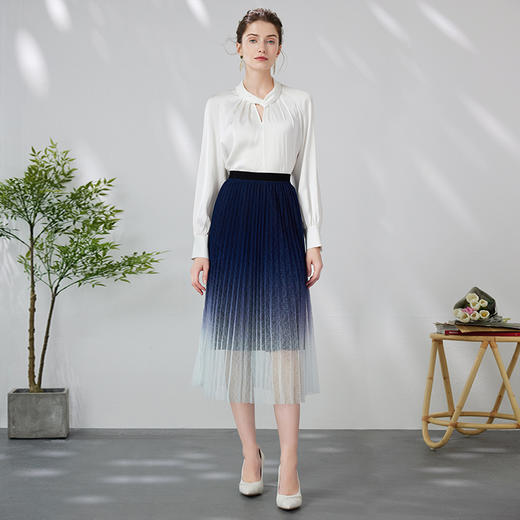 EITIE爱特爱时尚渐变网纱百褶高腰A字过膝蓝色半身裙春季新款A2406307 商品图1