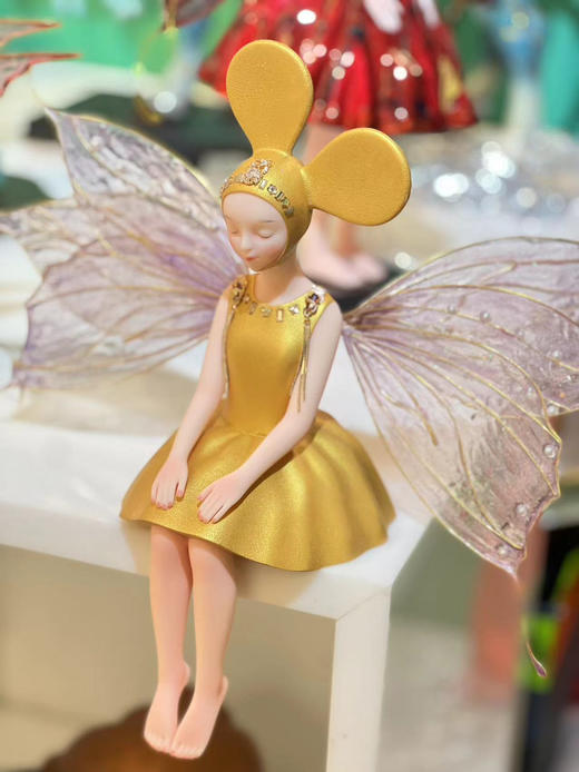 栾佳齐《金龙精灵-金》坐姿然女孩 商品图0