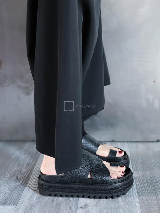 Y'S｜交叉带皮革拖鞋 商品图4