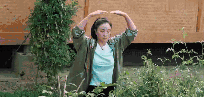 不老女神素颜照曝光！30年容颜未变，竟是每天都在食用它！