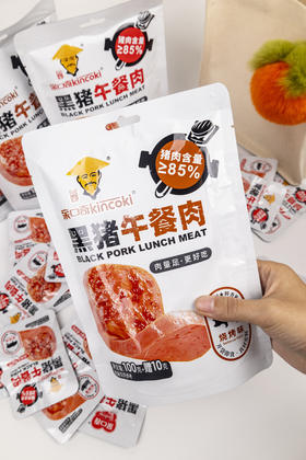 【亲口奇黑猪午餐肉】高品质散养黑土猪，猪肉含量≥85%！😋鲜嫩多汁~ ✅甄选高品质散养黑猪，肉质拔尖~ ✅纯猪肉含量≥85%，不掺鸡肉、杂肉~ 