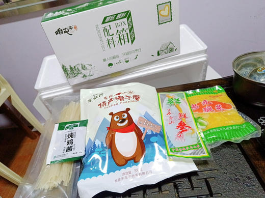 农家散养黑脚黄皮大公鸡，大奔头白鹅！纯散养，礼盒装！贴心的给大家准备了辅料，蘑菇、秘制酱料、鲜人参、粉条！拿回家直接下锅！ 商品图4