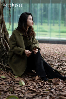 低鸣在风里回响，涌动的大海从未停止的潮音纵然转瞬即逝，时间却像静止在了那个瞬间