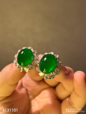 4131101，老坑高冰帝王绿蛋面耳钉。具体价格微信咨询