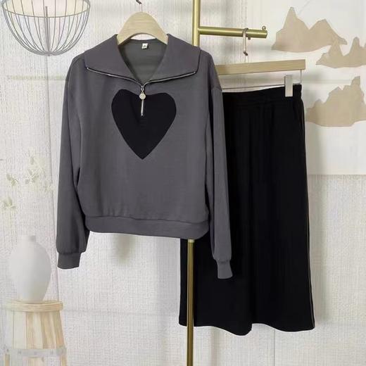 A7061       韩版时尚气质休闲爱心印花卫衣+半身裙两件套套裙（特价不退换） 商品图3