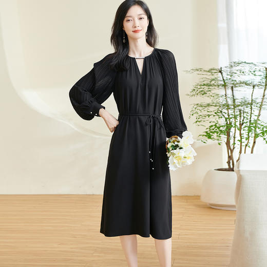 剩S/M/2XL 米思阳2026春季新款气质高级感钉珠小黑裙镂空褶皱收腰a字裙0278 商品图1