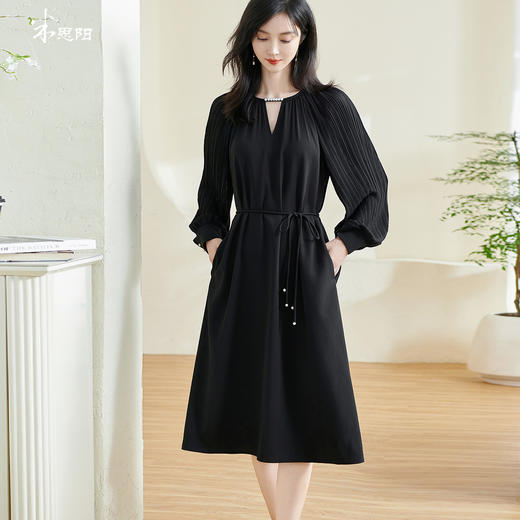 剩S/M/2XL 米思阳2026春季新款气质高级感钉珠小黑裙镂空褶皱收腰a字裙0278 商品图0