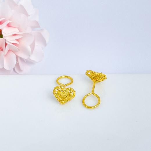 【限时克减150元】足金999 (足金999字印)5G黄金鱼鳞绕线爱心耳线心形耳钉(5GES00523)（预售产品下单后不退款不退货不换货不补差价） 商品图1