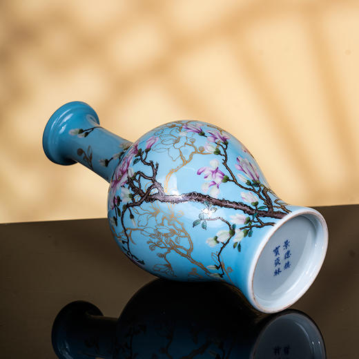 湖水蓝地粉彩描金玉兰纹盘口瓶 商品图4