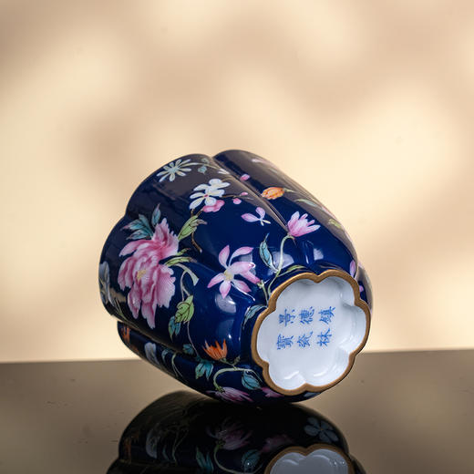 蓝地粉彩描金花卉纹海棠杯 商品图4