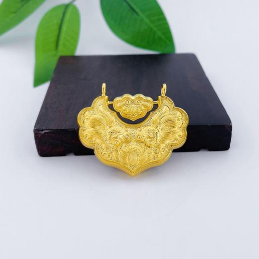 【限时克减150元】足金999 【錾刻工艺】古法双面连年有余双鱼锦鲤锁包莲花平安如意锁包空心吊坠(YGFDZ00216-4)（预售产品下单后不退款不退货不换货不补差价） 商品图0