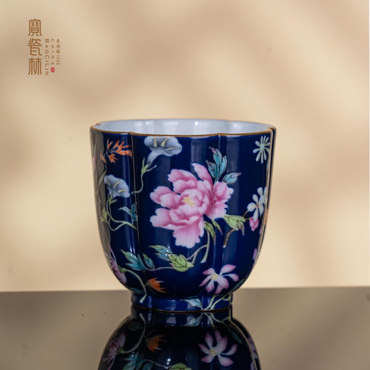 蓝地粉彩描金花卉纹海棠杯 商品图0
