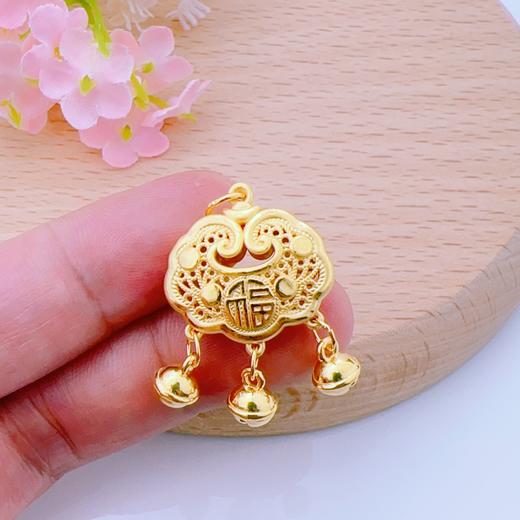 【限时克减150元】足金 3D硬金镂空网红锁包吊坠福字锁包吊坠(V3DDZ00206)（预售产品下单后不退款不退货不换货不补差价（预售产品下单后不退款不退货不换货不补差价 商品图1