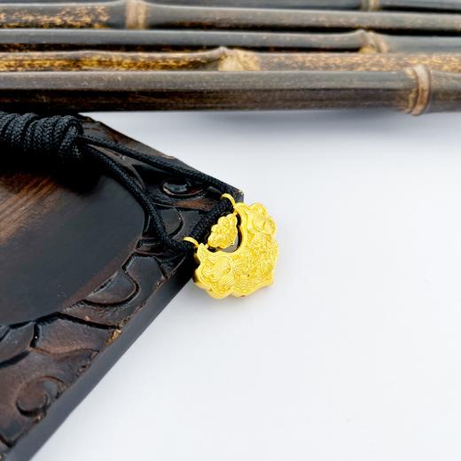 【限时克减150元】足金999.9 古法双面连年有余双鱼锦鲤锁包莲花平安如意锁包挂绳空心吊坠(AIGFDZ00083-3)（预售产品下单后不退款不退货不换货不补差价） 商品图1