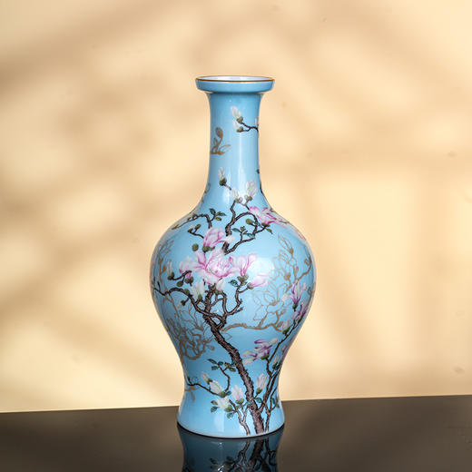 湖水蓝地粉彩描金玉兰纹盘口瓶 商品图1