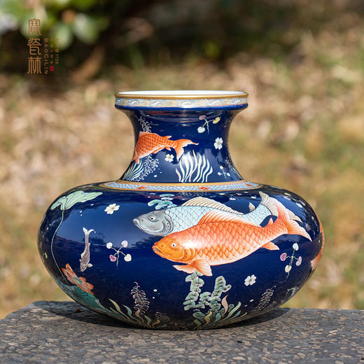 蓝地古彩矾红描金鱼藻纹鱼篓尊 商品图0