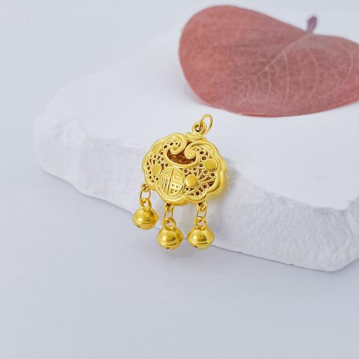 【限时7.5折】【定价黄金】足金 #儿童/宝宝 无氰5D镂空双面铃铛如意福字锁包吊坠网红锁包（附赠红绳/条）(V5DDZ00010)（预售产品下单后不退款不退货不换货不补差价） 商品图1