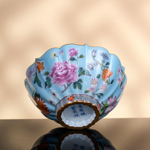 湖水蓝地粉彩花卉纹葵口杯 商品图3