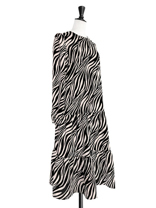 TYNVIE 配腰带蛋糕裙摆长袖连衣裙 商品图8