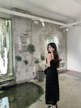 好上镜的#吊带小黑裙，尽显名媛贵气范~