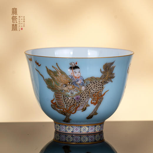 湖水蓝地古彩描金麒麟送子杯 商品图0