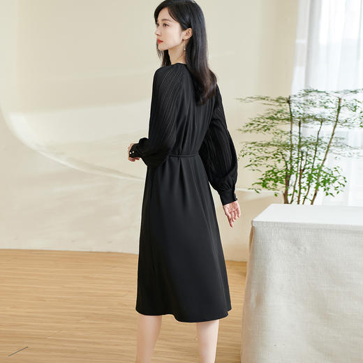 剩S/M/2XL 米思阳2026春季新款气质高级感钉珠小黑裙镂空褶皱收腰a字裙0278 商品图3