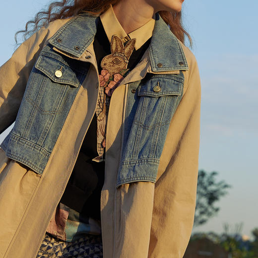 谜底拼接牛仔风衣女2024春新款复古时尚翻领中长款外套241ME0097 商品图3