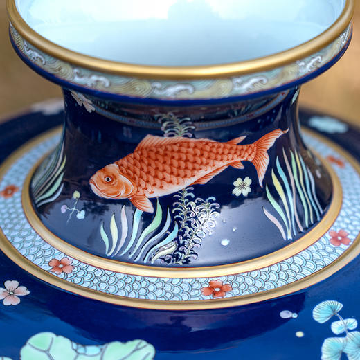 蓝地古彩矾红描金鱼藻纹鱼篓尊 商品图4