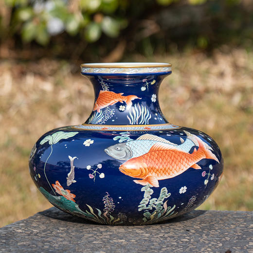 蓝地古彩矾红描金鱼藻纹鱼篓尊 商品图3