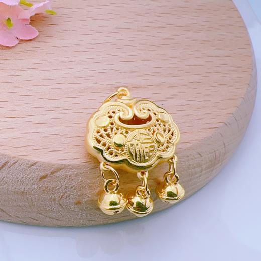 【限时克减150元】足金 3D硬金镂空网红锁包吊坠福字锁包吊坠(V3DDZ00206)（预售产品下单后不退款不退货不换货不补差价（预售产品下单后不退款不退货不换货不补差价 商品图0