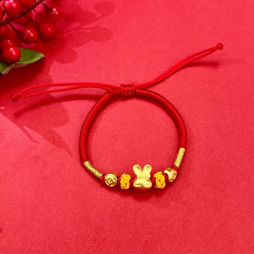 【限时7.5折】【定价黄金】足金 #儿童/宝宝 3D硬金兔年生肖有钱兔金币兔子红绳调节米菲兔成品手串（宝宝、大人都适戴）(AA3DSC00151-2)（预售产品下单后不退款不退货不换货不补差价） 商品图1