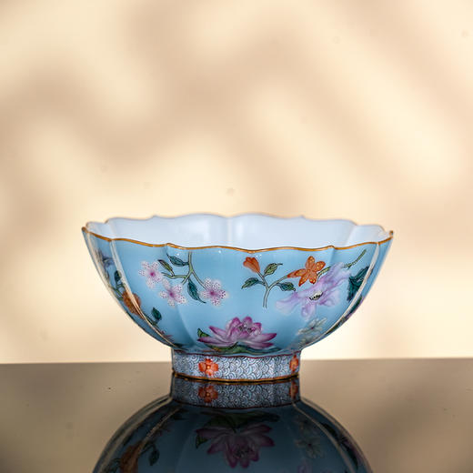湖水蓝地粉彩花卉纹葵口杯 商品图2