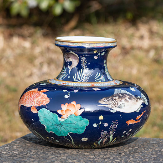 蓝地古彩矾红描金鱼藻纹鱼篓尊 商品图2