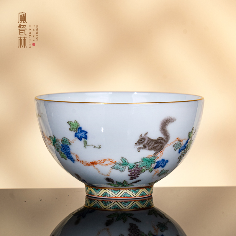 古彩矾红描金松鼠葡萄纹杯