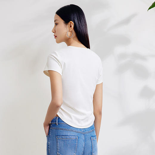 玳莎修身侧抽褶白T恤女2024春季新款圆领时尚设计感显瘦短袖上衣  EA32102 商品图3