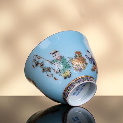 湖水蓝地古彩描金麒麟送子杯 商品图5