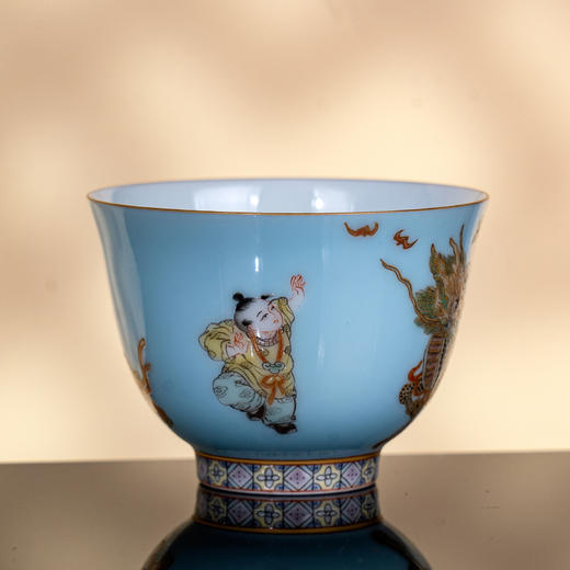 湖水蓝地古彩描金麒麟送子杯 商品图3