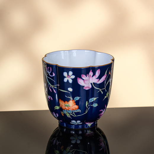 蓝地粉彩描金花卉纹海棠杯 商品图3