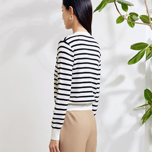 玳莎V领条纹针织开衫女时尚百搭显瘦羊毛上衣外套  EA33301 商品图3