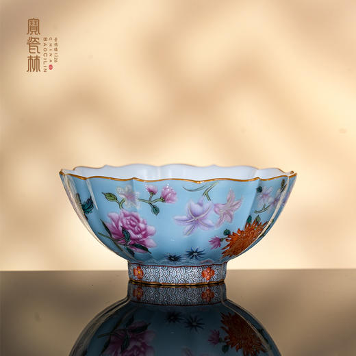 湖水蓝地粉彩花卉纹葵口杯 商品图0