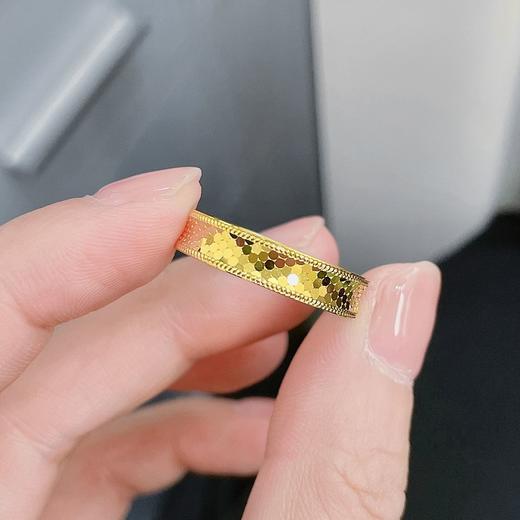 【限时克减150元】足金999.99 五9黄金固口亮镜金鱼鳞圈戒（面宽约4.2-4.5mm）(AFWJ120JZ00030)（预售产品下单后不退款不退货不换货不补差价 商品图2